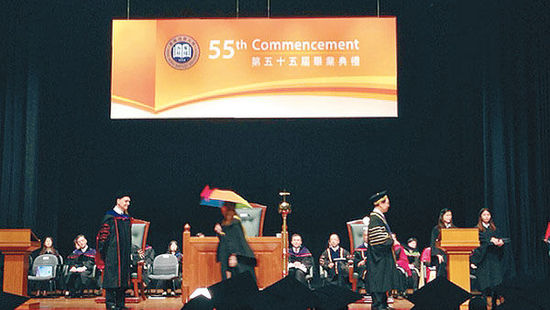 　浸會(huì)大學(xué)校長(zhǎng)陳新滋拒絕為支持占中者頒發(fā)畢業(yè)證