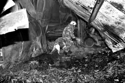 救援人員在山東壽光一食品廠火災(zāi)現(xiàn)場搜救。新華社發(fā)