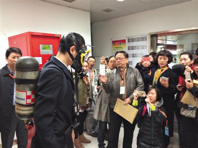 昨天，地鐵4號線北京南站站，地鐵工作人員為人大代表演示應急氧氣瓶佩戴方式。新京報記者