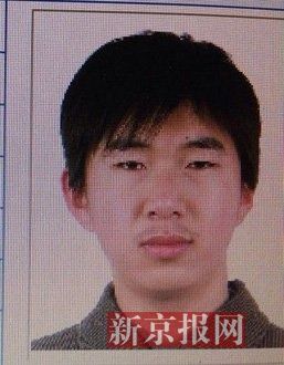 犯罪嫌疑人李小龍，27歲，唐山樂(lè)亭人。村干部說(shuō)李小龍經(jīng)常把自己關(guān)在家里