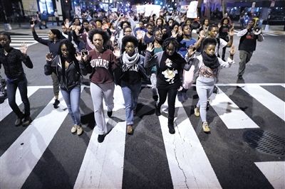 　24日，美國華盛頓，民眾在白宮前參加示威，抗議不起訴槍殺黑人青年的白人警察。