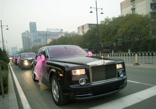 　11月23日，河北唐山街頭現(xiàn)價(jià)值超過2個(gè)億的婚禮車隊(duì)。