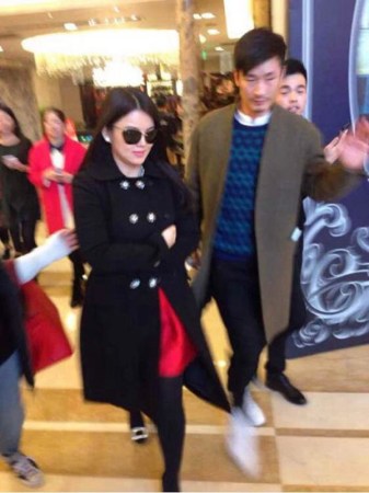 　婚禮現(xiàn)場(chǎng)現(xiàn)多位明星大腕助陣。