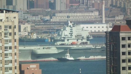 青島軍港周?chē)邩橇至?，一睹遼寧號(hào)真容只需要一個(gè)好天氣（資料圖片）