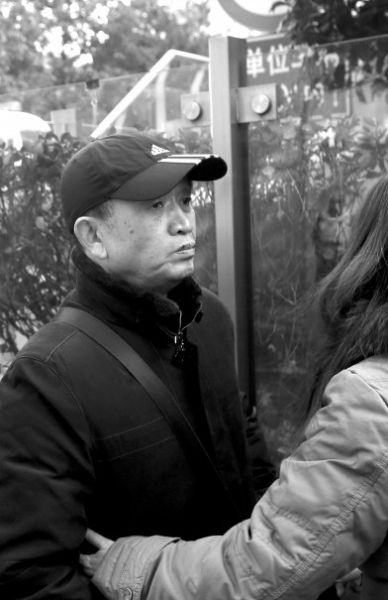 受害人黃洋的父親黃國(guó)強(qiáng)準(zhǔn)備進(jìn)入法院。