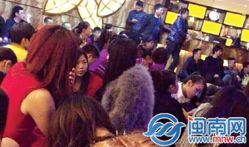 酒店內(nèi)，男男女女被分開而坐