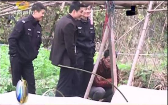 一個見習警官，一個二級警司，和一個便衣人員站在菜地里笑。