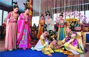 戲里一眾妃嬪的裝扮都相當“吸睛”。