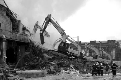 3日下午，挖掘機在現(xiàn)場作業(yè)。 譚青/攝