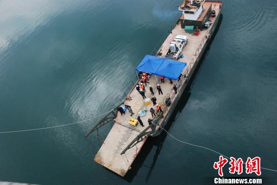 警方四次到百米深的湖中打撈被害人遺體。