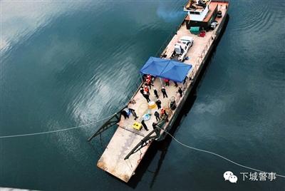 為搜尋深水沉尸，杭州警方租用的船只在水面作業(yè)。本版圖片/杭州警方提供