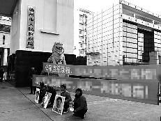 部分死者家屬在贛州市人民檢察院門(mén)口呼吁公開(kāi)贛州市監(jiān)獄監(jiān)控錄像