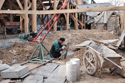 東城區(qū)北鑼鼓巷與小經(jīng)廠胡同之間一處四合院內(nèi)，工人進(jìn)入已經(jīng)挖好的地下室內(nèi)施工。