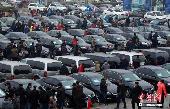 2015年1月25日，首批國家和中央機關取消的公務用車在北京亞運村汽車交易市場拍賣。106輛公務用車