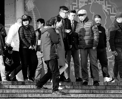 彩排后，高曉攀、尤憲超和不知名女演員聆聽馮鞏總結(jié)訓(xùn)話