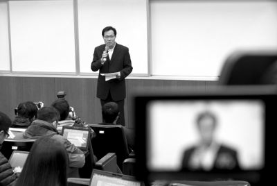 2月8日，在臺(tái)北福華會(huì)館，復(fù)興航空代表劉忠繼向媒體介紹家屬說明會(huì)溝通情況。新華社發(fā)