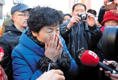 2月9日，呼格吉勒圖的母親尚愛云在旁聽趙志紅案后，接受媒體采訪時落淚。新華社記者 任軍川 攝