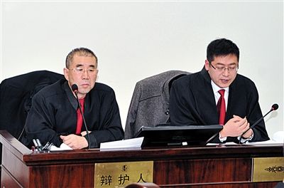 1月5日，呼市中院審理趙志紅案。律師謝飛（左）和張瑞軍（右）出庭為趙志紅辯護(hù)。