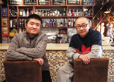 　14日，西安交通大學(xué)路66號(hào)公路咖啡館，苗阜（左）、王聲（右）兩位青年相聲演員今年將第一次登上春晚