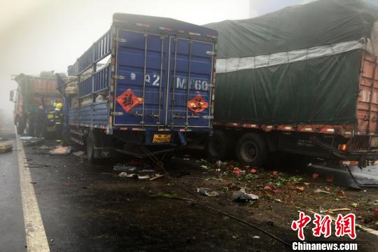 圖為21日，蘭南高速河南段車禍?zhǔn)鹿尸F(xiàn)場一片狼藉。　郭浩　攝