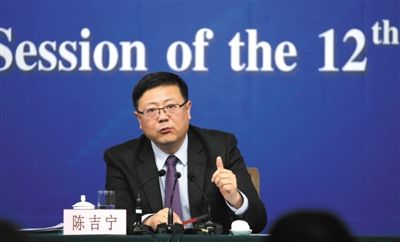 昨日，十二屆全國(guó)人大三次會(huì)議新聞中心，環(huán)保部部長(zhǎng)陳吉寧回答中外記者提問。新京報(bào)記者 陳杰 攝