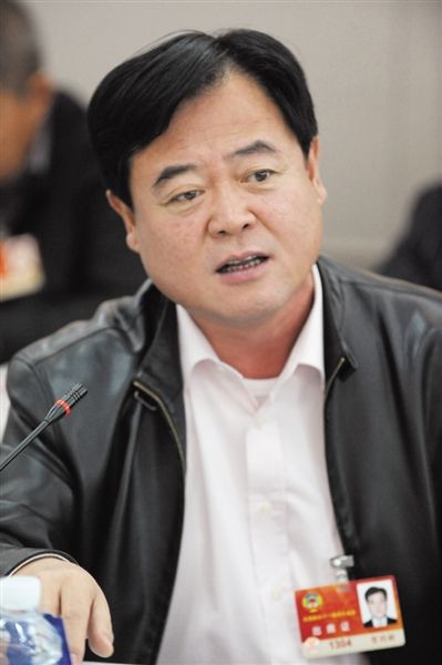 　政協(xié)委員、中國(guó)通用技術(shù)集團(tuán)董事長(zhǎng)賀同新稱，按照2014年的數(shù)字，他的薪水下降了近50%。圖/CFP