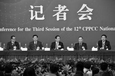 昨日，政協(xié)十二屆三次會(huì)議舉行記者會(huì)，五位嘉賓回答中外記者提問(wèn)。京華時(shí)報(bào)記者王海欣攝