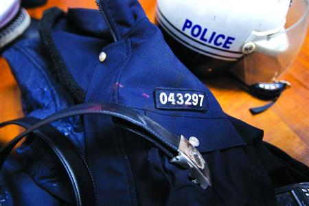 在閔行區(qū)虹橋派出所的一角，擺放著茆盛泉曾經(jīng)最愛的警服?！?43297”的警號(hào)、深色的警服依稀可見已經(jīng)凝固的血跡，警用皮帶也斷裂了。