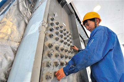 工人在內(nèi)部安裝鋼結(jié)構(gòu)。