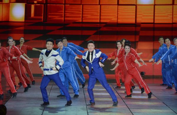 《小蘋果》、《最炫民族風》等廣場舞曲將會有全國統(tǒng)一、編排科學、帶給人正能量的全新動作。 CFP 資料