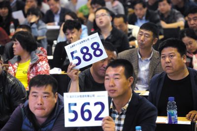 昨日，拍賣(mài)現(xiàn)場(chǎng)競(jìng)拍者舉牌競(jìng)拍。新京報(bào)記者