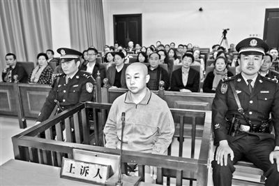 4月14日，趙志紅（前中）在庭審現(xiàn)場 供圖/新華社