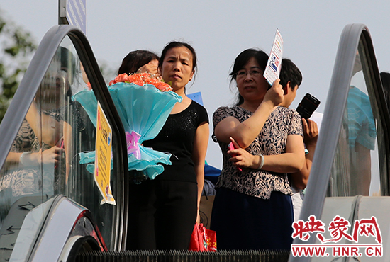 有一種情，你我日日相見(jiàn)，從不言表，但會(huì)抱著鮮花等候歸人。