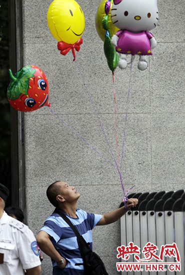 他希望你像hello kitty一樣可愛(ài)，露出笑臉。