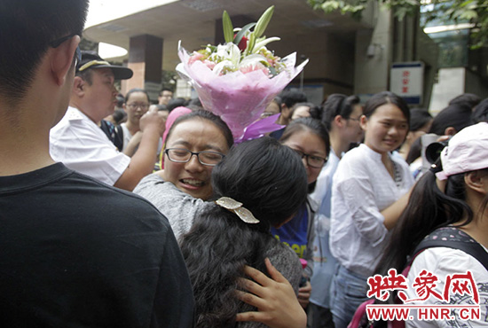 沖向你，給你一個(gè)深情的擁抱。