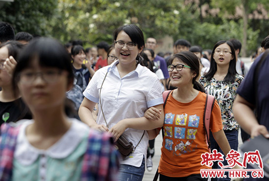 也有一種情，平日嬉笑怒罵，針?shù)h相對(duì)，只有別離時(shí)才會(huì)牽手擁抱。