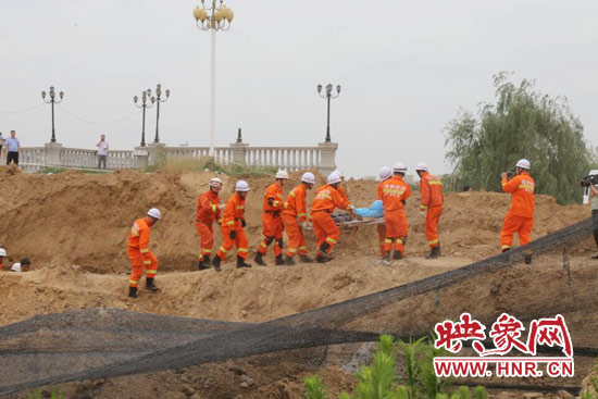 12點07分，又一人被抬出