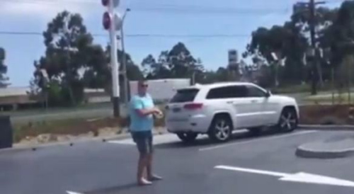 圖一：澳大利亞男子發(fā)飆的樣子被兩個兒子偷拍，并將視頻取名為“憤怒的老爹”上傳至網(wǎng)絡(luò)。