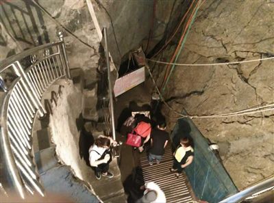 游客到魚泉參觀。