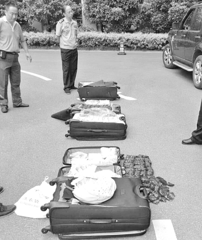 圖為民警搜出的毒品。