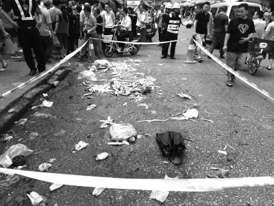 7月11日，群眾在事發(fā)現(xiàn)場外圍觀。新華社發(fā)