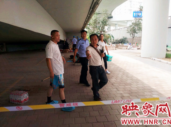 事發(fā)后，警方封鎖現(xiàn)場(chǎng)進(jìn)行調(diào)查取證。