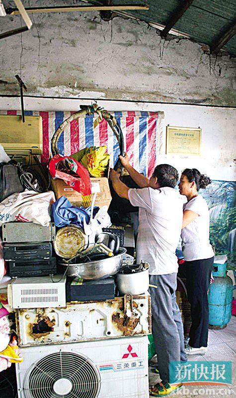 劉伯與妻子李姨在收拾剛回收的幾件小電器。