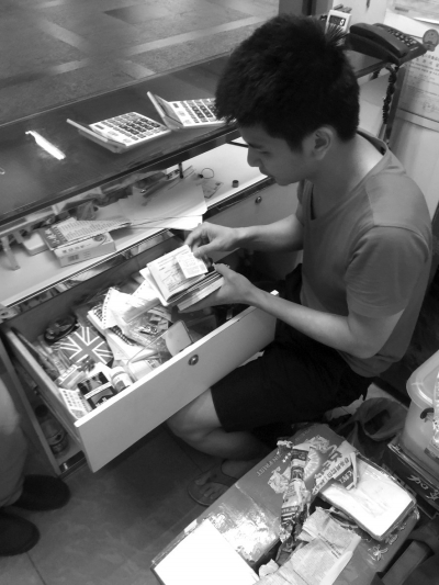 嫌疑人家的煙酒店內(nèi)暗藏地下錢莊。警方供圖