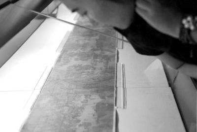 一名觀眾俯身細(xì)看《清明上河圖》。 京華時報記者王海欣攝