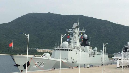 中國(guó)海軍艦艇編隊(duì)12日上午從三亞起航，參加“和平友誼-2015”中馬兩軍首次實(shí)兵聯(lián)演。