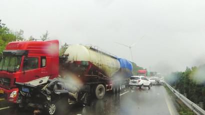 西攀高速公路追尾事故現(xiàn)場(chǎng)。