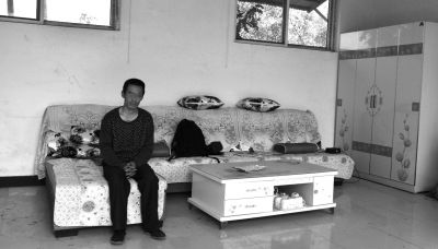 交完彩禮錢，牛志忠?guī)缀跎頍o分文，家里的沙發(fā)、茶幾、衣柜都是凌光輝買的。京華時報記者張恒攝