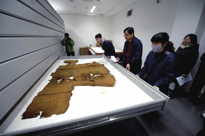 萬歷皇帝穿過的龍袍已經(jīng)碎裂失去色彩。