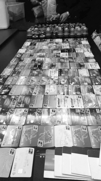 警方在行動(dòng)中繳獲的地下錢莊持有的銀行卡和手機(jī)、U盾等作案工具。